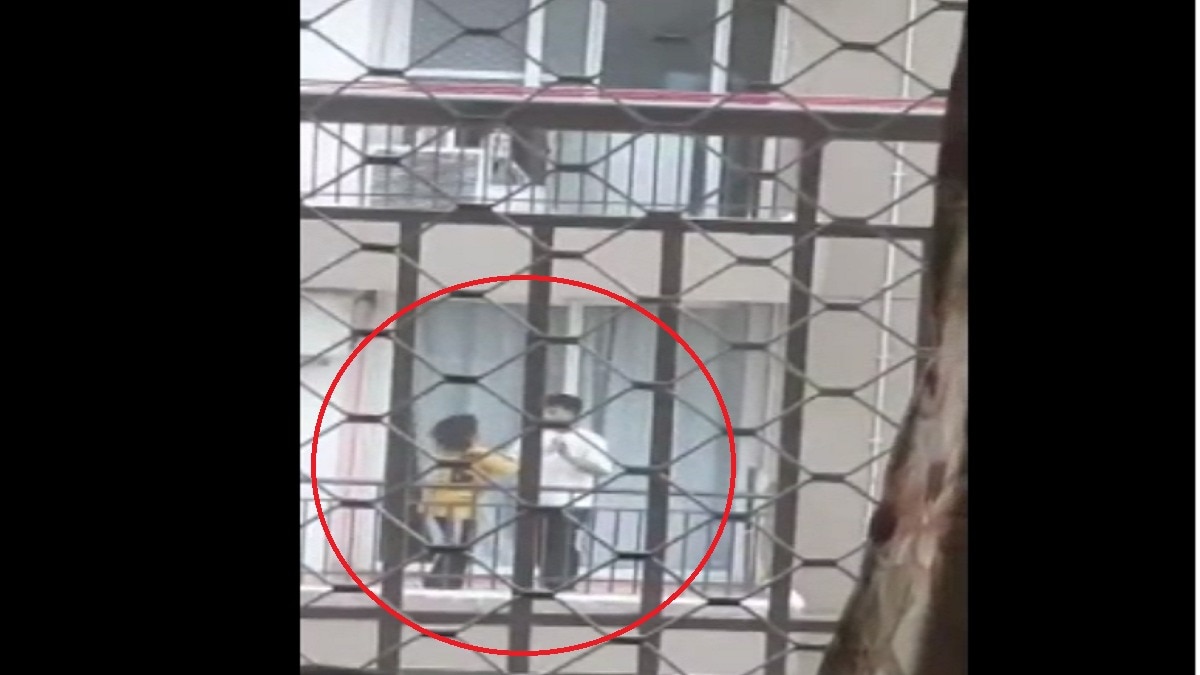 वीडियो के सामने आने के बाद लोगों ने सोशल मीडिया पर गुस्से और नाराजगी जताई.- (Photo: Screengrab)