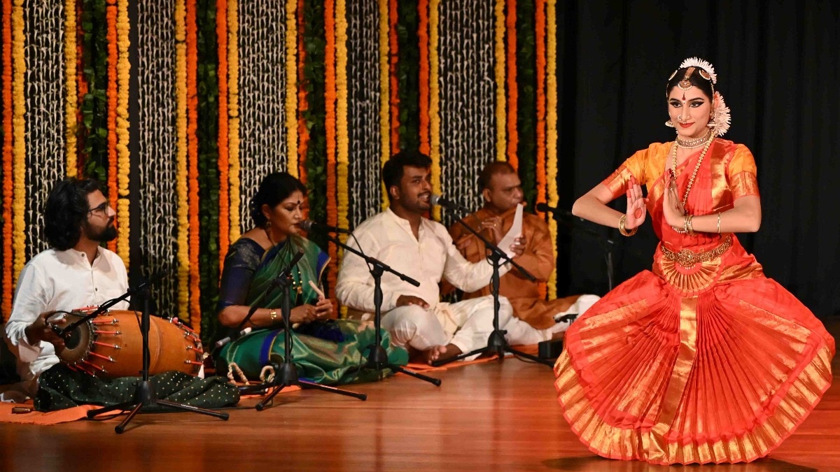 भरत नाट्यम की पहली प्रस्तुति देतीं काव्या नवानी