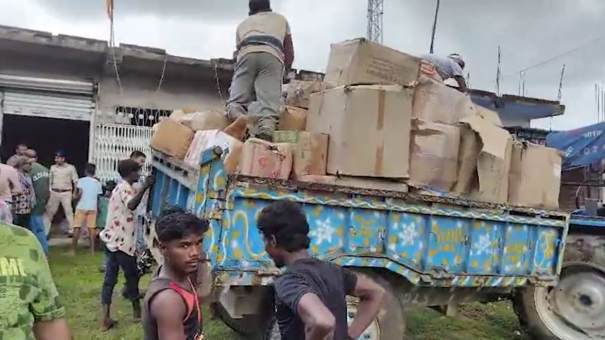 ट्रैक्टर ट्रॉली से ले जानी पड़ी नकली दवाओं की खेप. (Photo: Screengrab)
