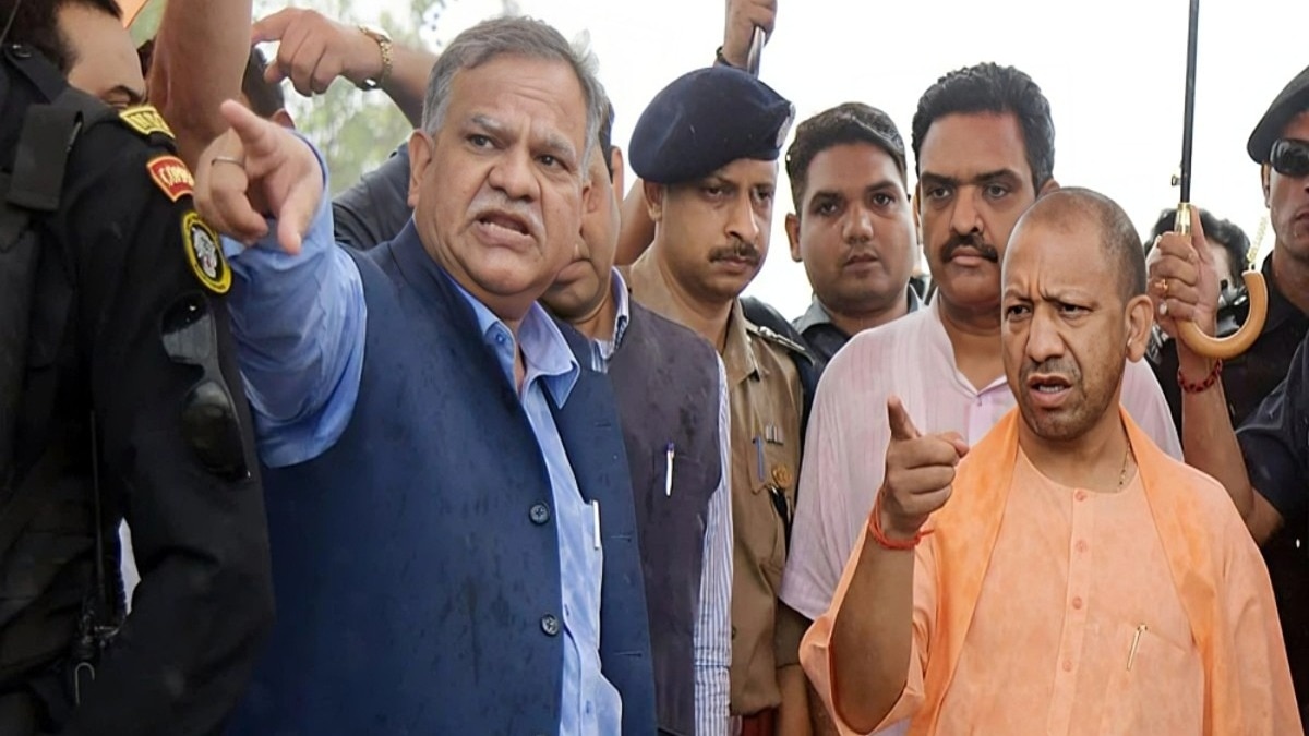 chief secretary manoj-singh and cm yogi 