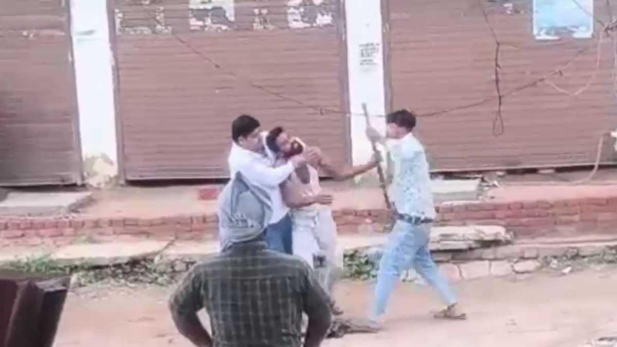 कानपुर में दबंगों ने किसान को पीटा. (Photo: Screengrab)