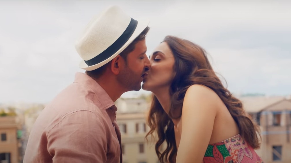 Aavan Jaavan Song: एक दूसरे के प्यार में डूबे ऋतिक-कियारा, किया Kiss, दिल खुश कर देगा आवन जावन सॉन्ग