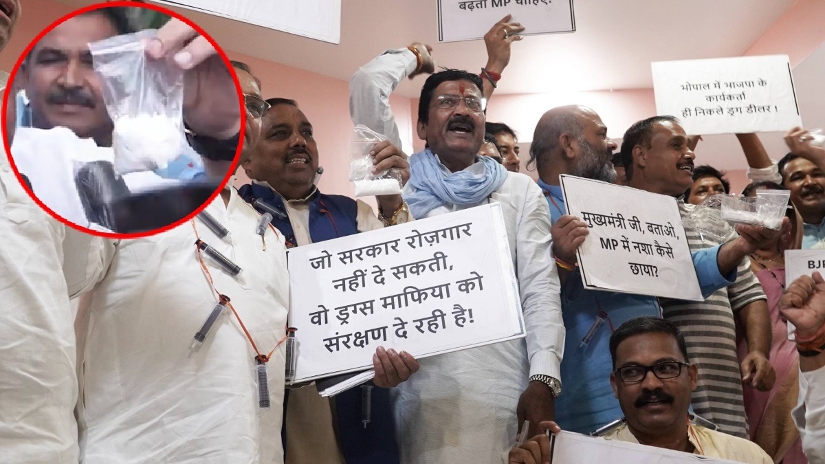 ड्रग्स की प्रतीकात्मक पुड़िया लेकर विधानसभा पहुंचे विधायक. 
