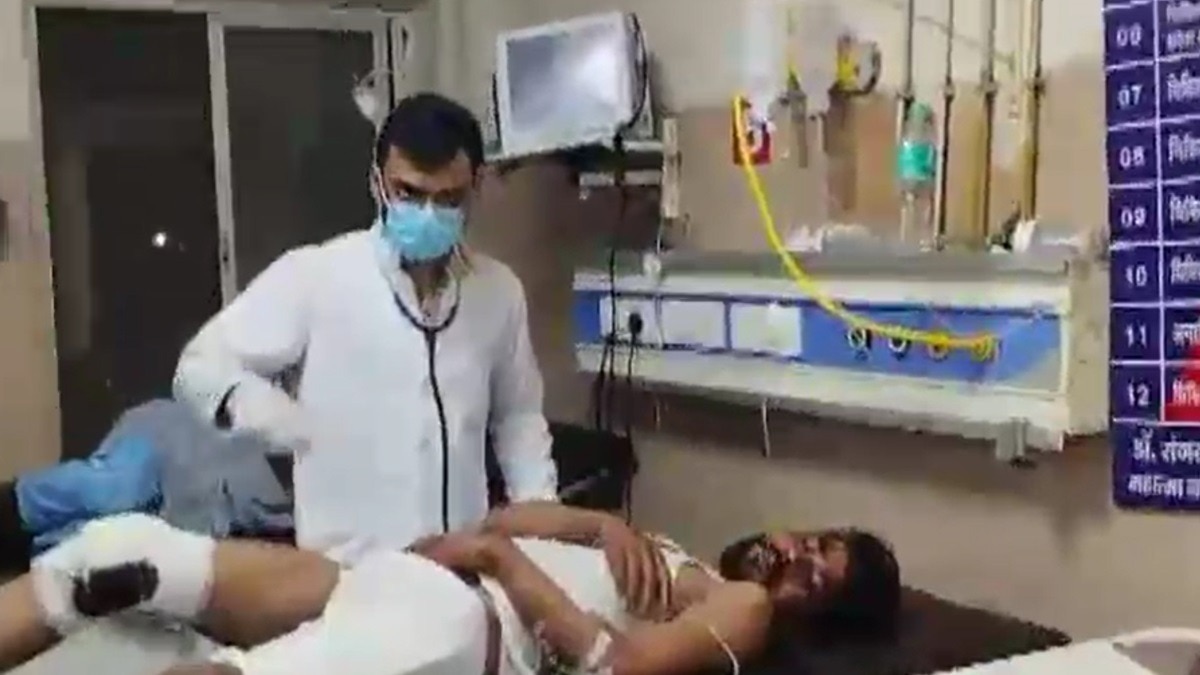 घायलों में से एक की हालत गंभीर बनी हुई है.