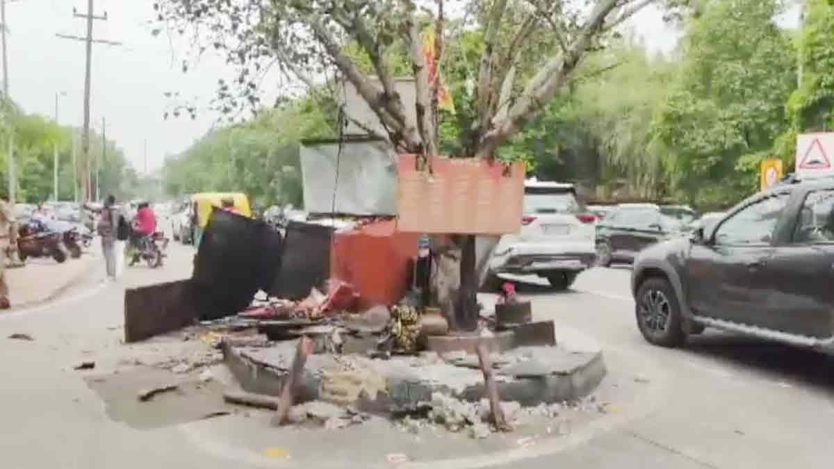 Speeding Car Hits e-Rickshaw mandir in noida