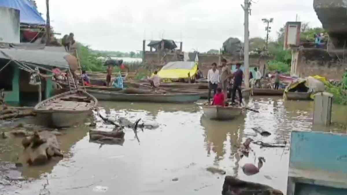 हमीरपुर में बाढ़ का कहर  (Photo: Screengrab) 