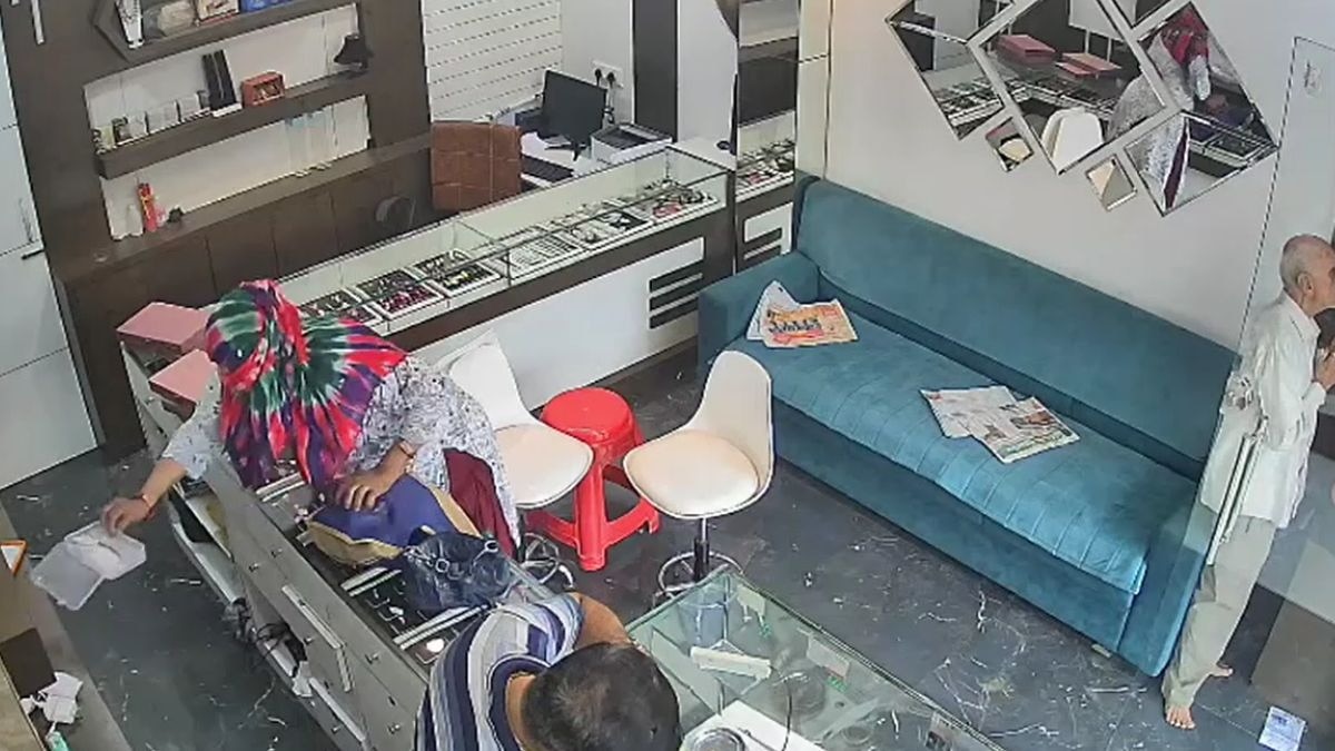 ज्वेलरी शॉप से महिला ने की चोरी. (Photo: Screengrab)