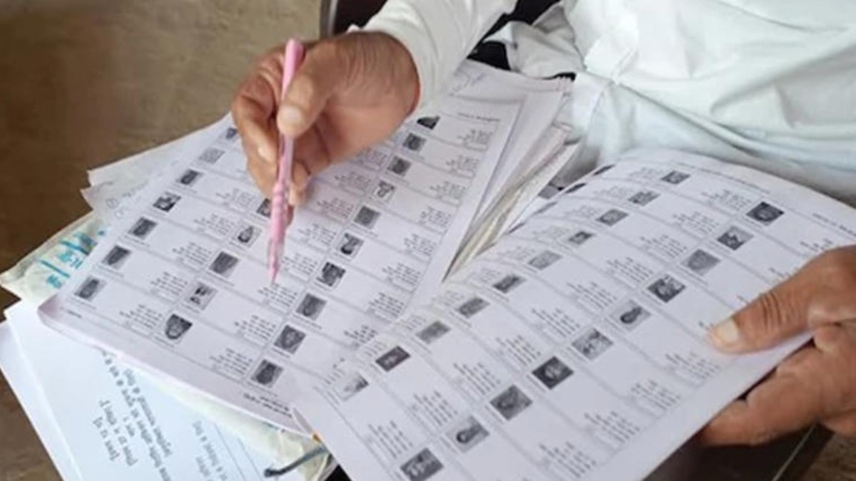 बिहार में एसआईआर प्रक्रिया के बाद संशोधित वोटर लिस्ट का अंतिम प्रकाशन 30 सितंबर को होगा. (File Photo: PTI)