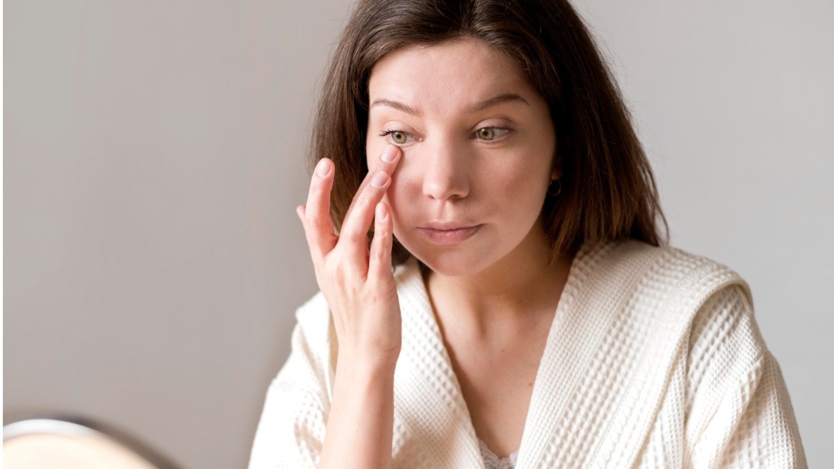 आंखों के आसपास छोटे दानें क्यों होते हैं (PC: Freepik)