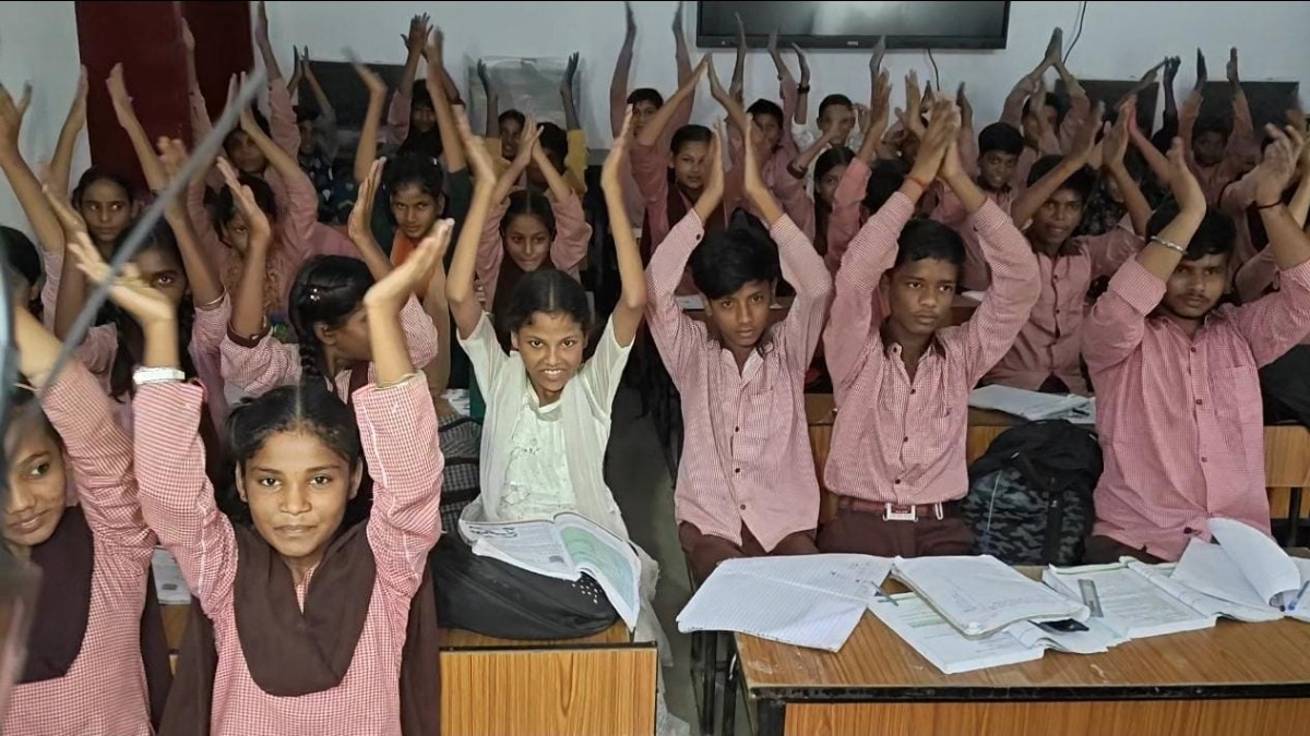 यूपी के महीपतमऊ में बच्चों को तिरपाल से सुरक्षित कक्षों में शिफ्ट किया गया है. (Photo: ITG)