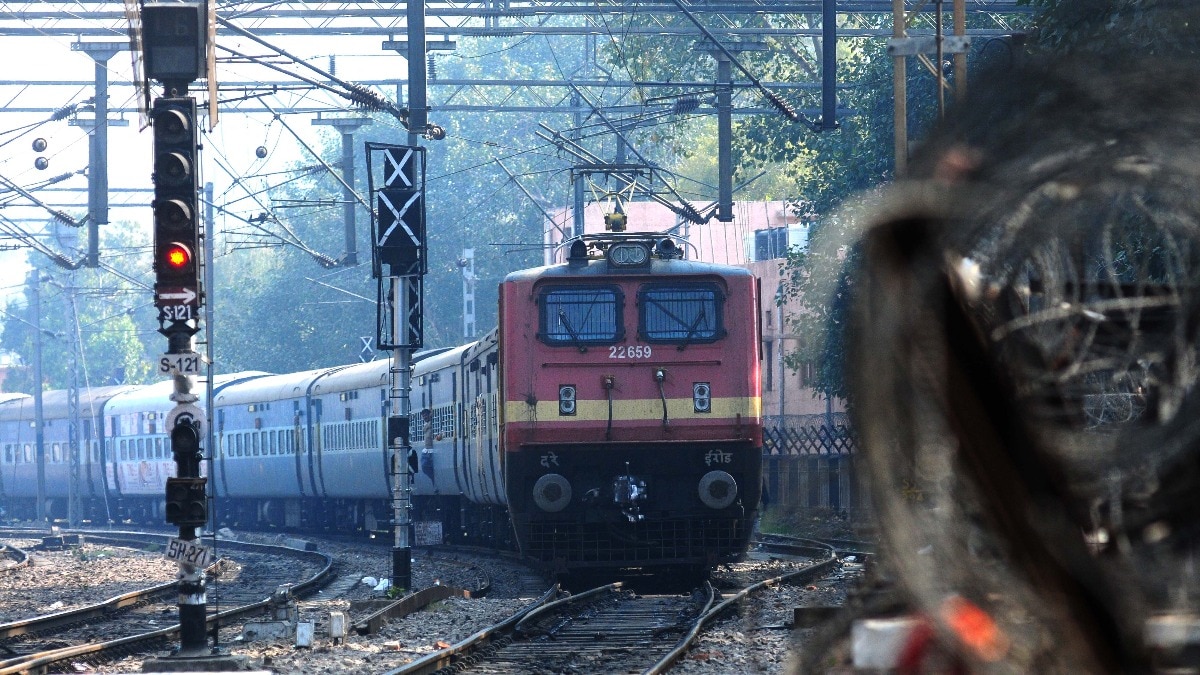 रेलवे रिक्रूटमेंट सेल (RRC) ने ईस्टर्न रेलवे की यूनिटों के लिए 3 हजार से अधिक अप्रेंटिस की वैकेंसी निकाली हैं. (Photo: PTI)