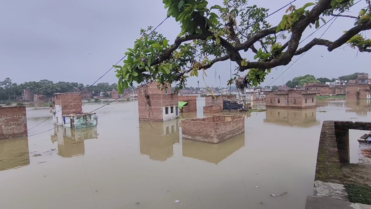 बुनकर बस्तियां डूबीं. (Photo: Roshan Jaiswal/ITG)