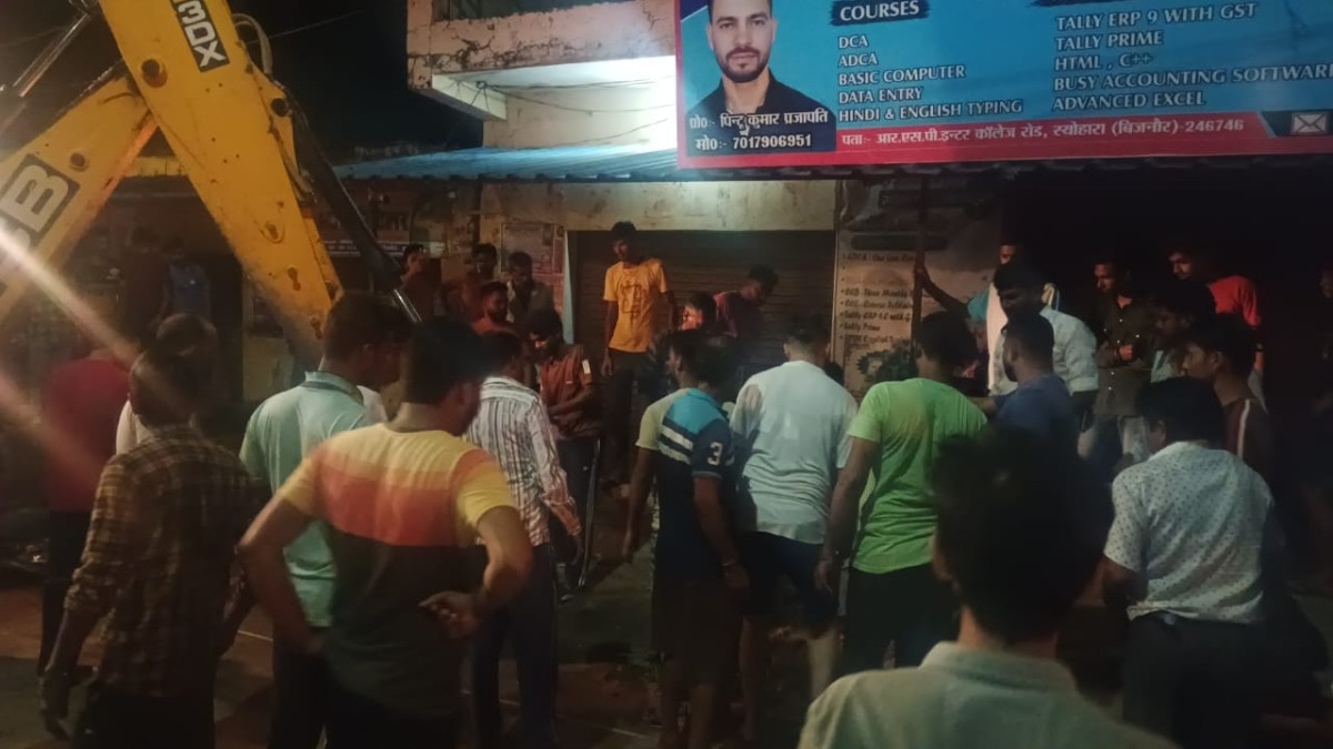 JCB से रेस्क्यू ऑपरेशन चलाया गया.(Photo: Ritik Rajput/ITG)