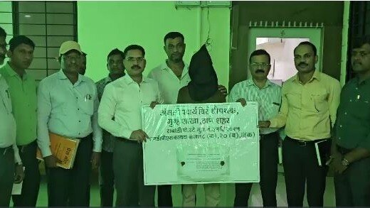 पुलिस की गिरफ्त में ड्रग्स तस्कर (Photo: Screengrab)