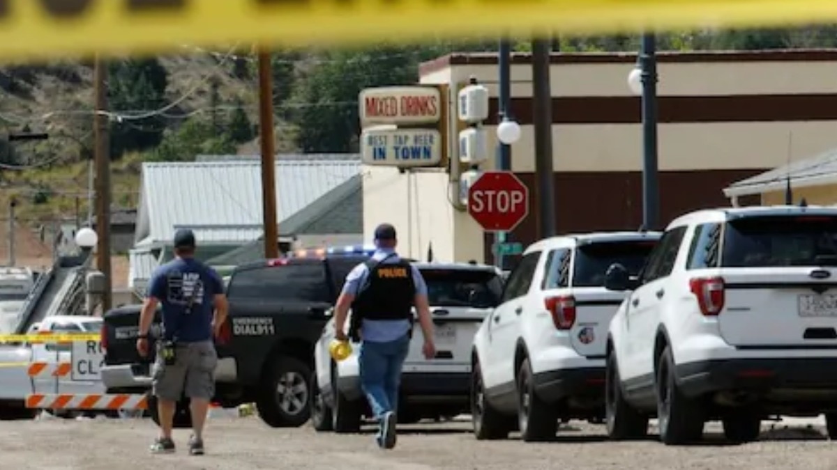 फायरिंग की घटना के बाद पुलिस हमलावर की तलाश में  जुटी है (Photo: AP)