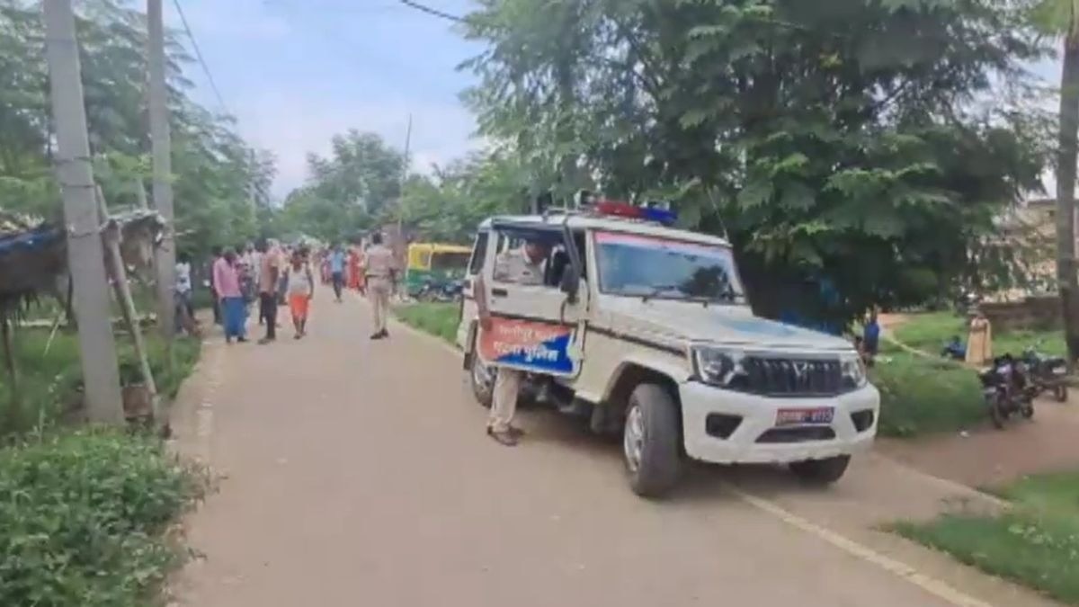 आरोपी की तलाश में छापेमारी कर रही पुलिस. (Photo: Screengrab)