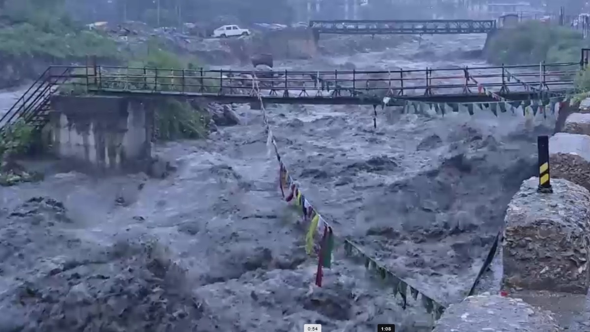 Sarvari Khad is flowing in full spate in Kullu