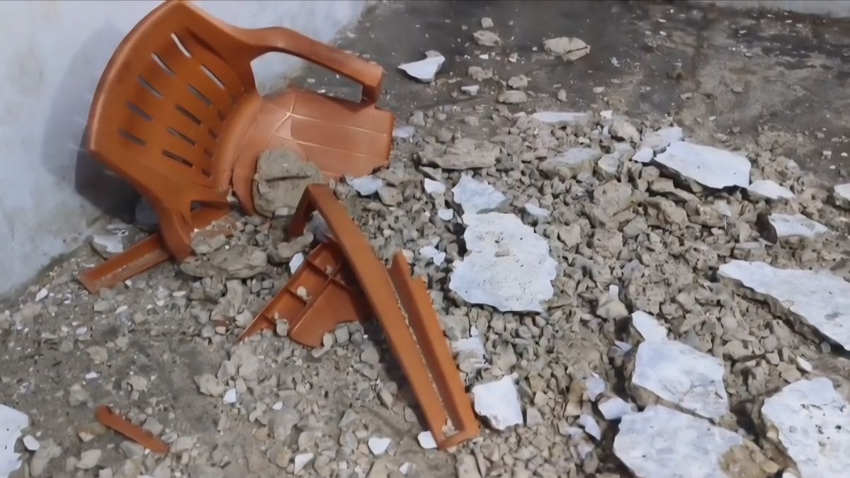 रोहतास के सरकारी स्कूल में गिरा प्लास्टर. (Photo: ITG)