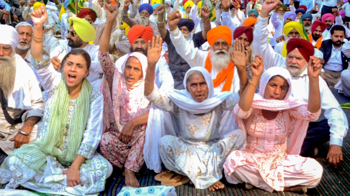 कर्नल पुष्पिंदर बाथ की पत्नी जसविंदर कौर, अन्य लोगों के साथ पंजाब पुलिस अधिकारियों के ख़िलाफ़ प्रदर्शन करते हुए (File Photo: PTI)