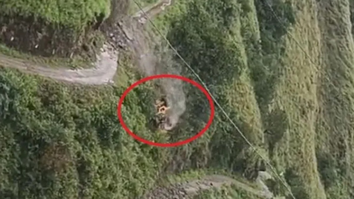  शिमला में अवरुद्ध सड़क से मलबा हटाते समय जेसीबी मशीन गहरी खाई में गिर गई. (Photo: ITG/@VikasSharma)