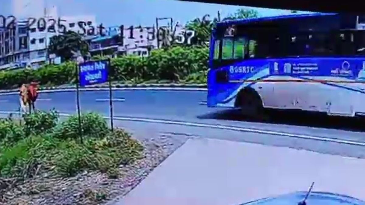 बस ने महिलाओं को मारी टक्कर. (Photo: Screengrab)