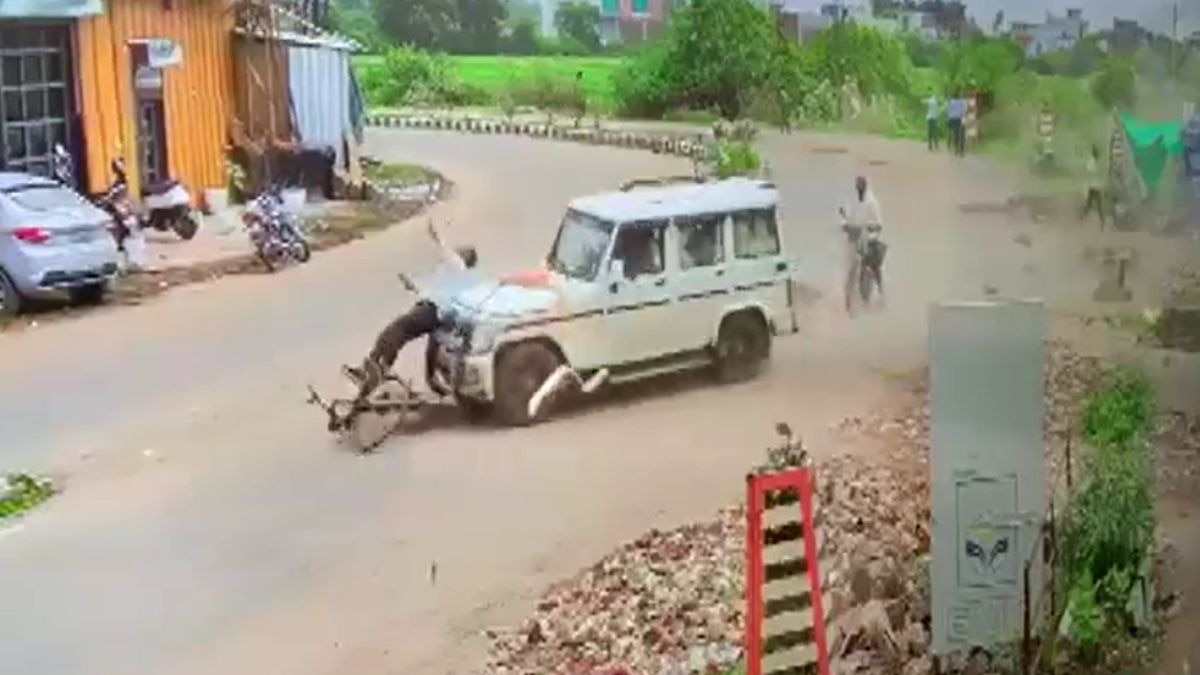 बेकाबू बोलेरो ने लोगों को कुचला. (Photo: Screengrab)