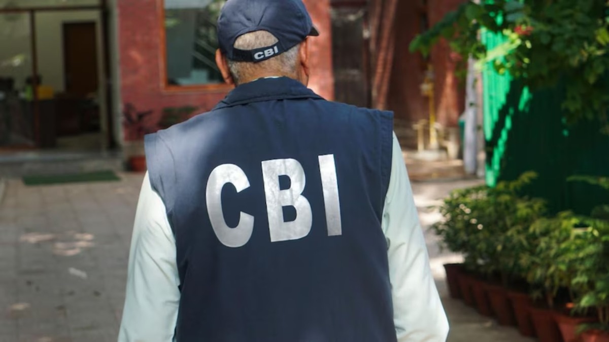 मुंबई में तैनात कस्टम अधीक्षक को 1.20 लाख रुपये की रिश्वत लेते रंगेहाथ पकड़ा (Photo: PTI)