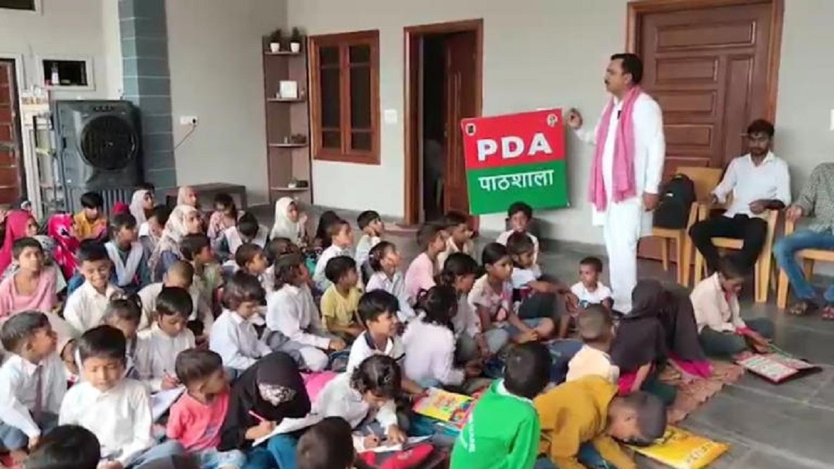 PDA पाठशाला चलाते सपा नेता- (Photo: ITG)