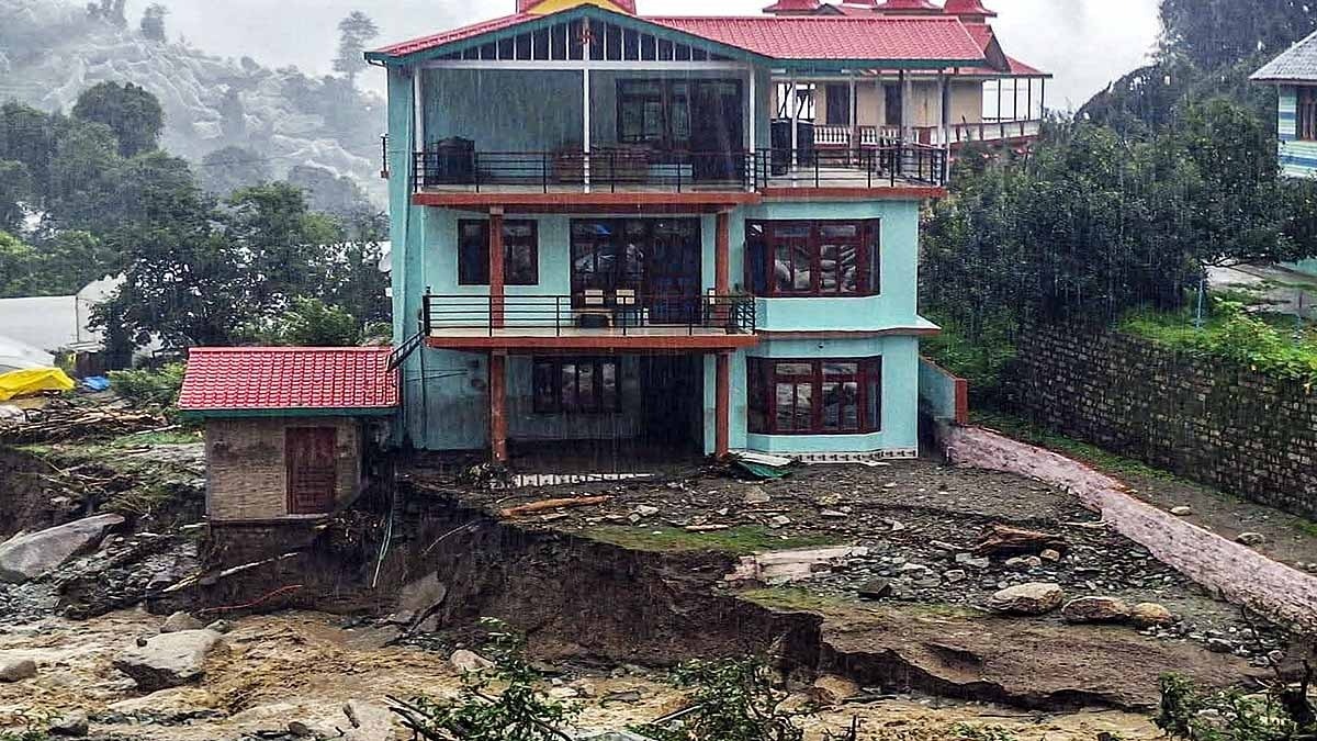 हिमाचल प्रदेश के मंडी में बादल फटने के बाद थुनाग घाटी में सड़कें बह गई. 