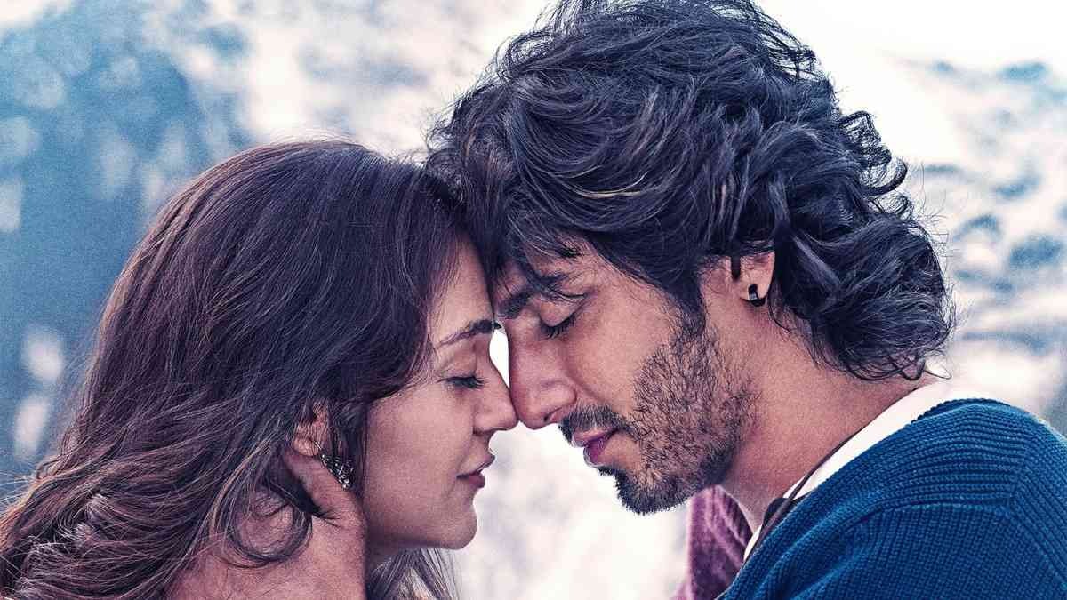 फिल्म सैयारा के पोस्टर में अहान-अनीत 