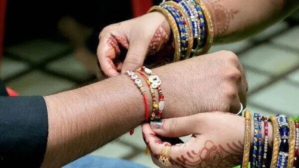 Raksha Bandhan 2025: रक्षाबंधन पर राखी बांधते वक्त आखिर क्यों लगाते हैं तीन गांठें? जानें क्या है मान्यता