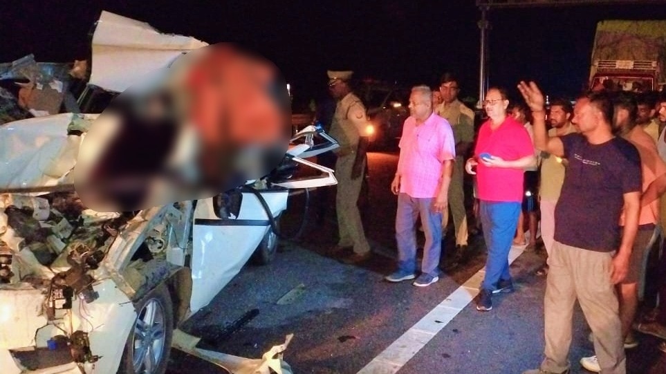 People present after the accident on the highway in Hamirpur (Photo- Screengrab)