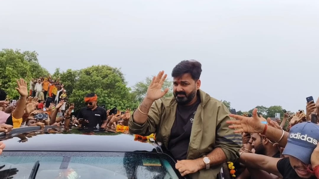  बाढ़ पीड़ितों से मिलने पहुंचे थे पवन सिंह.(Photo: Arun Tyagi/ITG)