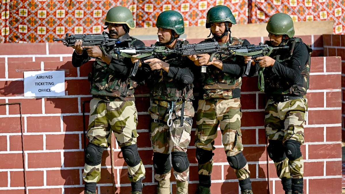 गृह मंत्रालय ने केंद्रीय औद्योगिक सुरक्षा बल (CISF) को मजबूत करने के लिए नई भर्तियों की ऐलान किया है. (Photo: AFP)