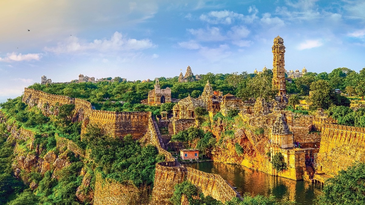 Sawan 2025: चित्तौड़गढ़ किले में गौमुख कुंड महादेव मंदिर, जिसका होता है 12 महीने प्राकृतिक जलाभिषेक