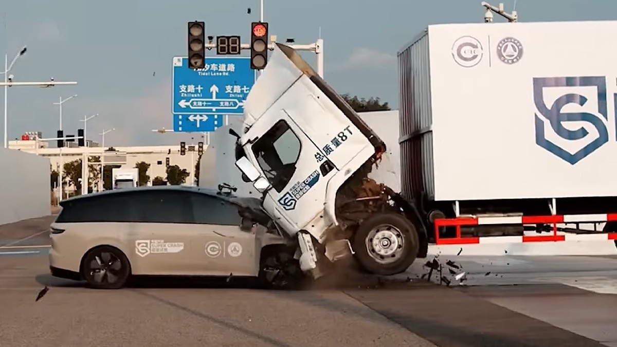 Li Auto i8 vs Truck Crash Video