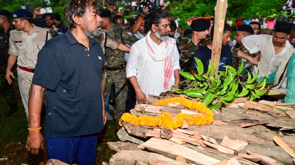 पंचतत्व में विलीन हुए शिबू सोरेन, बेटे हेमंत ने दी मुखाग्नि, तेजस्वी-राहुल भी अंतिम संस्कार में हुए शामिल - EX CM Shibu Soren cremated with state honours in nemra by ...