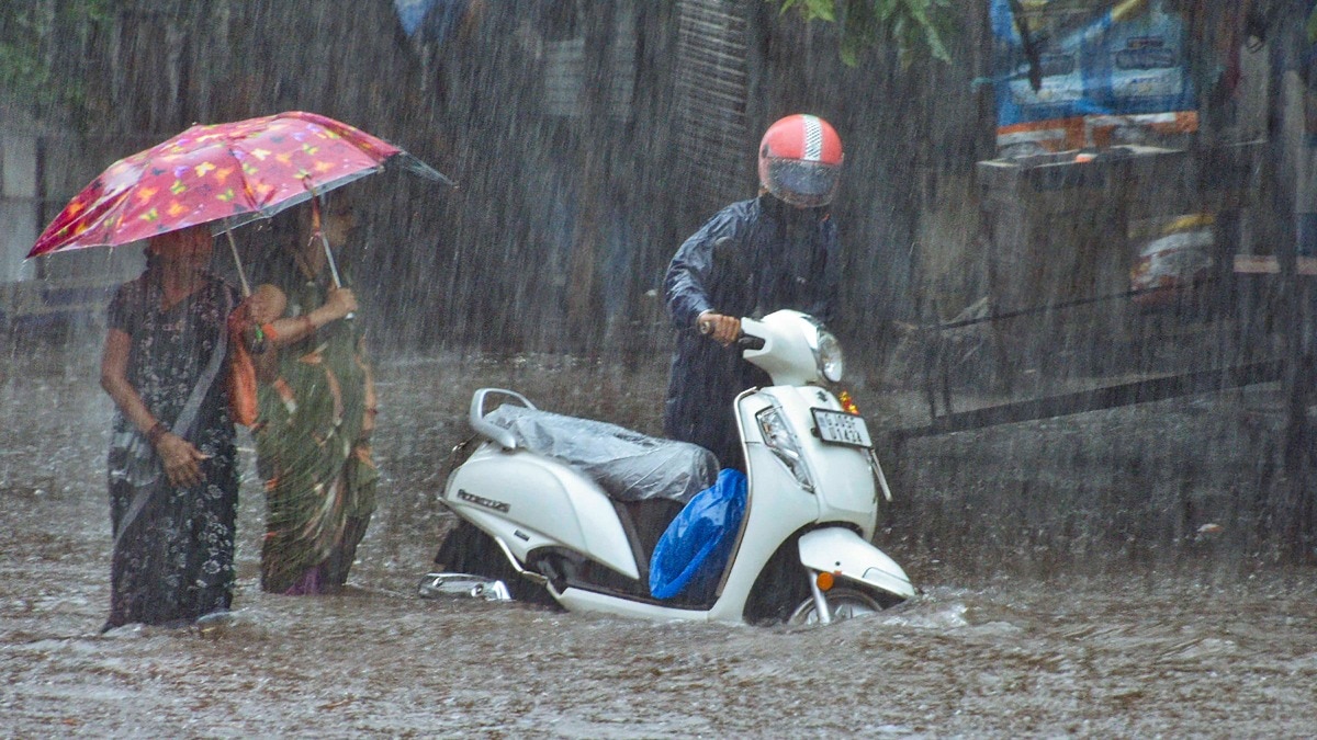 कुछ भारतीय राज्यों में क्यों हो रही भारी बारिश
