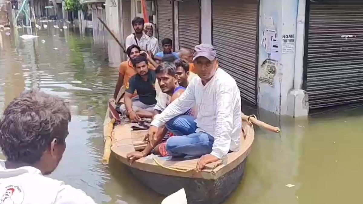 प्रयागराज में गलियों में चल रही नाव. (Photo: ITG)
