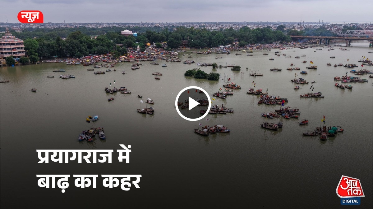 प्रयागराज में गलियों में भी चल रही नाव.