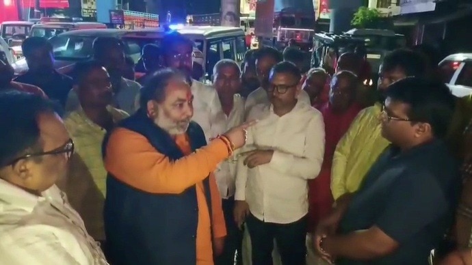 Minister Dayashankar Singh reprimanding an officer in Ballia (Photo: Screengrab)