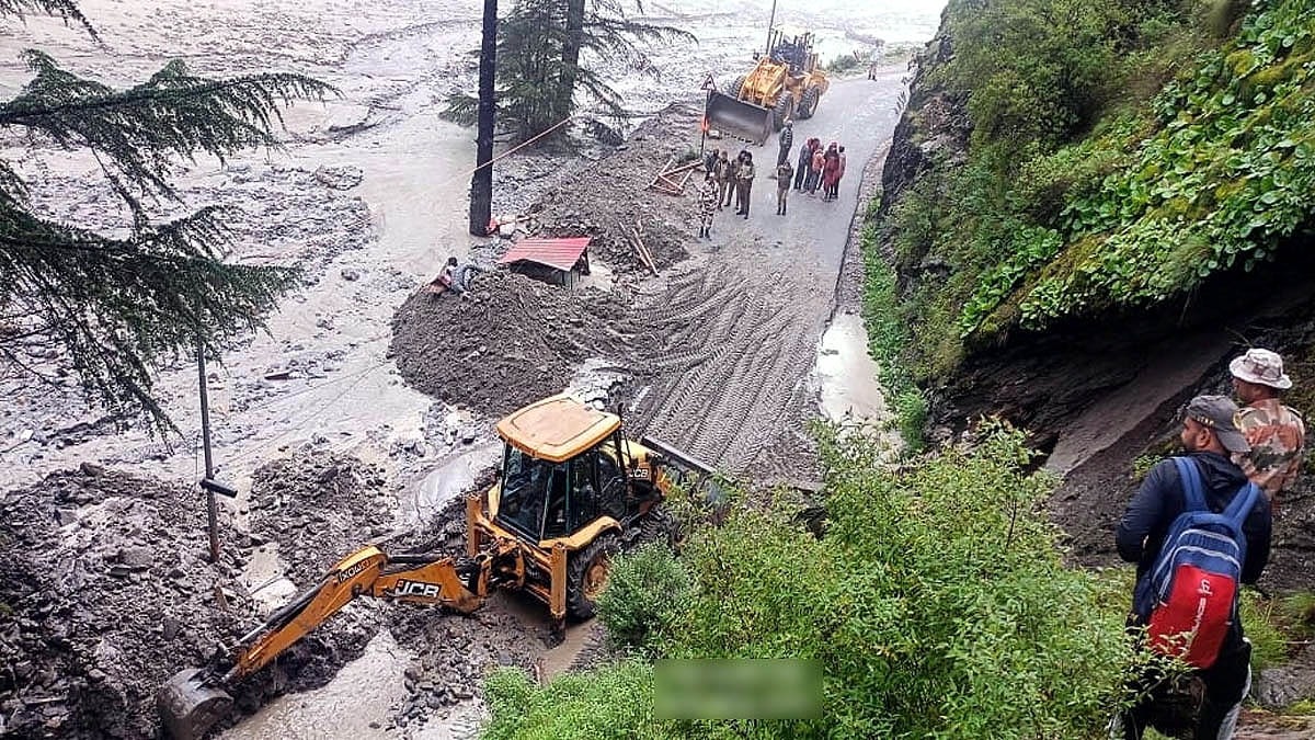 धराली में रेस्क्यू का काम चलाते सेना के लोग. (Photo: ITBP/Reuters)