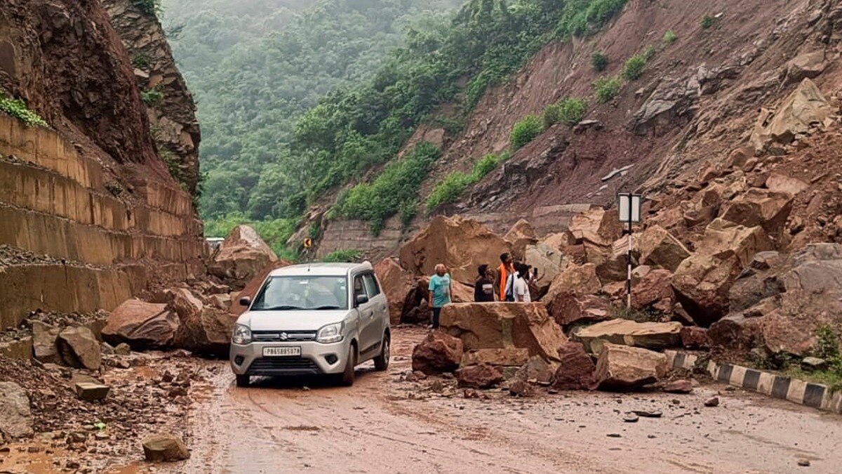 हिमाचल प्रदेश के बिलासपुर जिले में भूस्खलन के बाद ब्लॉक हुई सड़क 