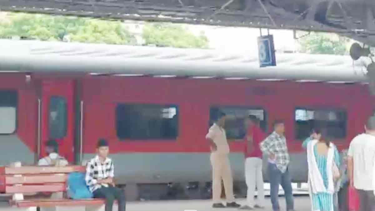 RPF arrested a man who was practicing bowling with stones on railway track