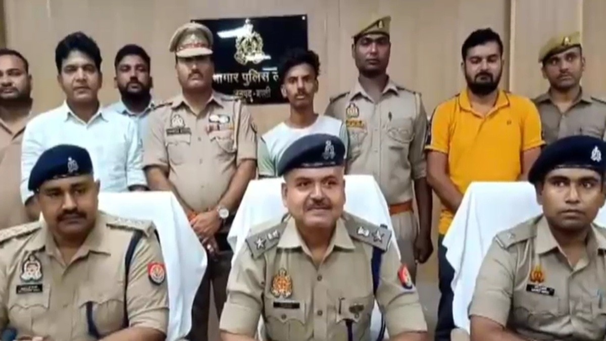 Police team with accused 