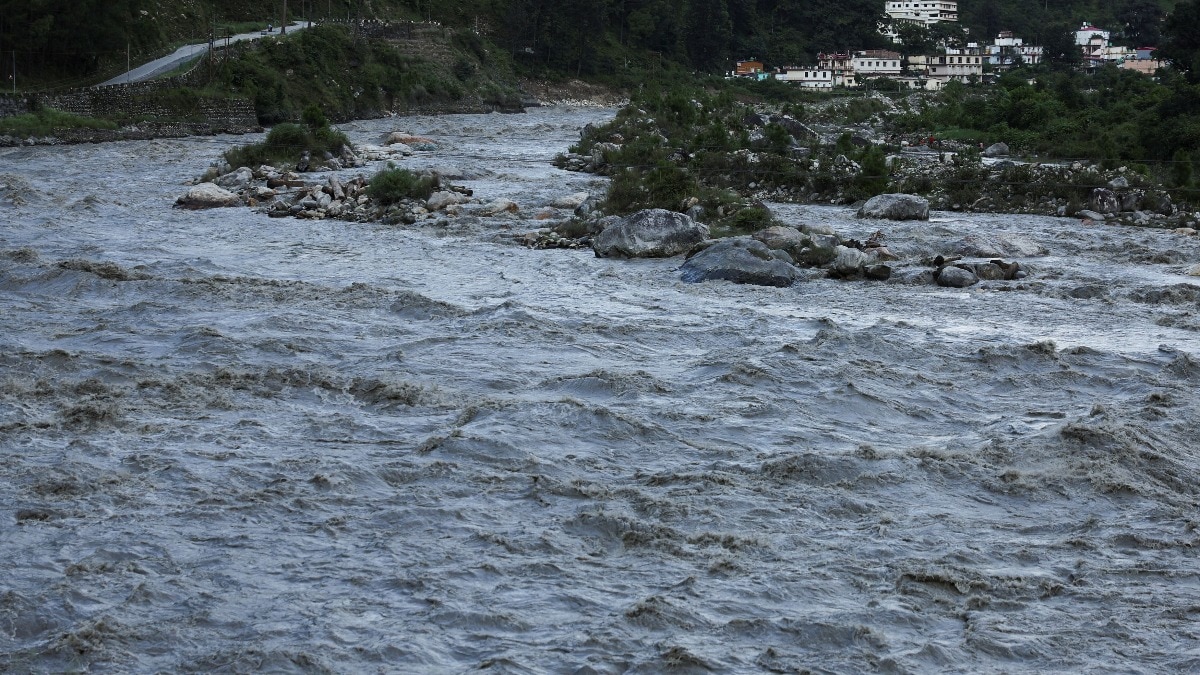 भारी बारिश से उफान पर नदियां