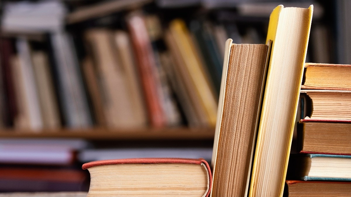 जम्मू-कश्मीर में कुछ किताबों को जब्त कर लिया गया है, जिनमें आतंकवाद का महामंडन करने और हिंसा भड़काने जैसे तथ्य पाए गए थे. (Photo: Freepik)