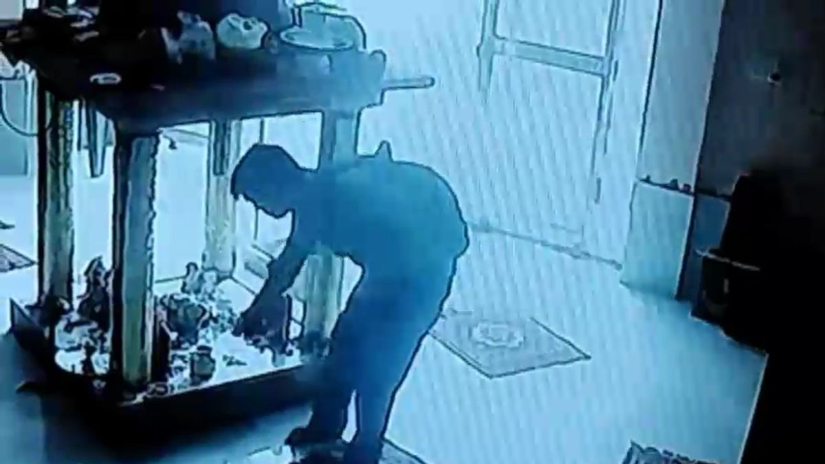 भगवान को जल चढ़ाकर मंदिर से चुराए तांबे के बर्तन. (Photo: Screengrab)