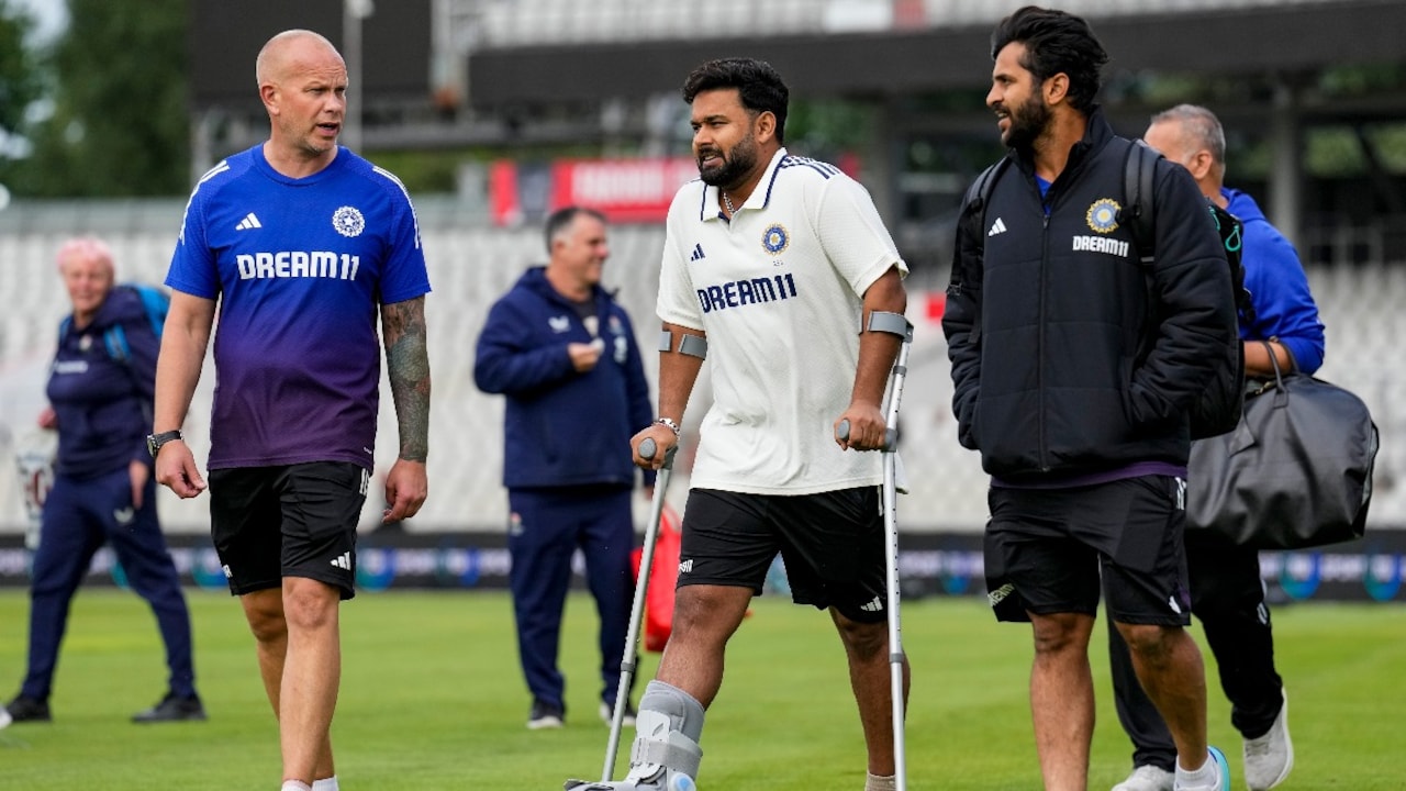 Team India के लिए बुरी खबर, Asia Cup से बाहर हुए ऋषभ पंत 2 Asia Cup से बाहर हुए ऋषभ पंत