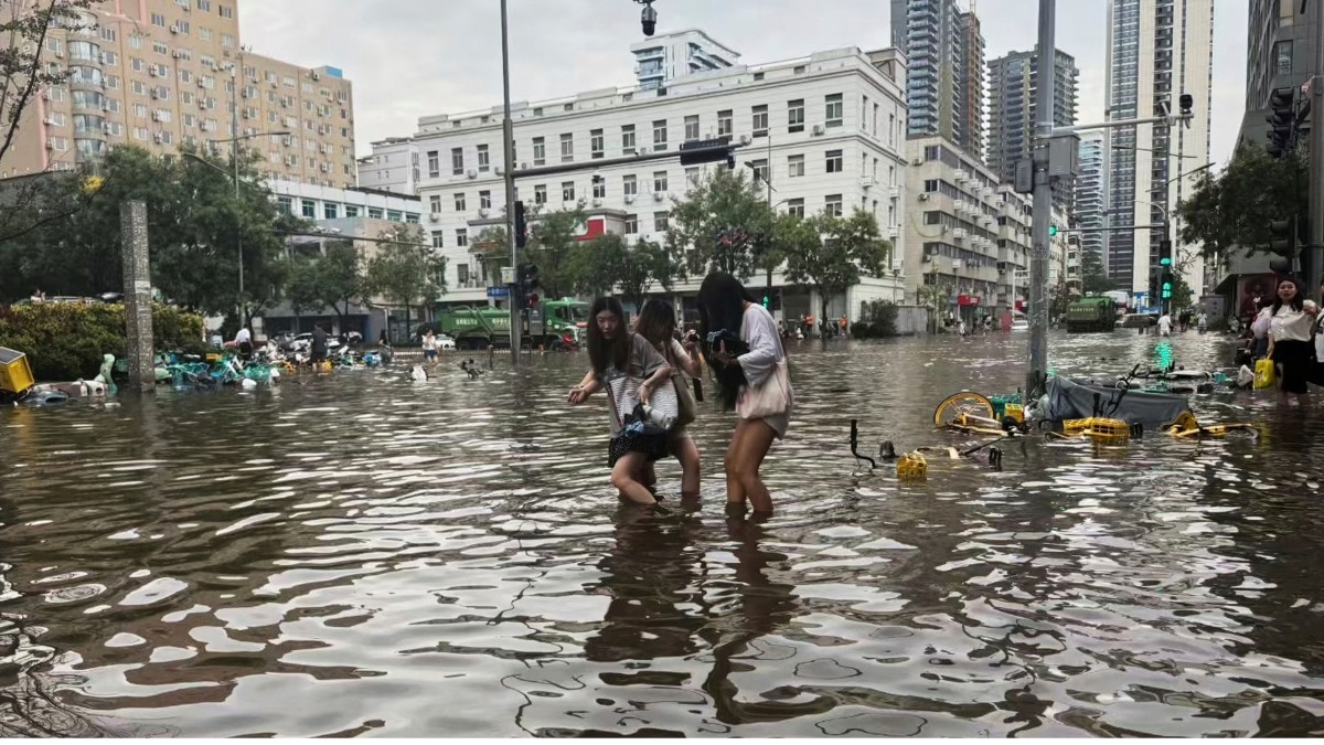 मध्य चीन के हेनान प्रांत के झेंगझोऊ में भारी बारिश के बाद सड़क पर पानी भर गया. (Photo: AP)